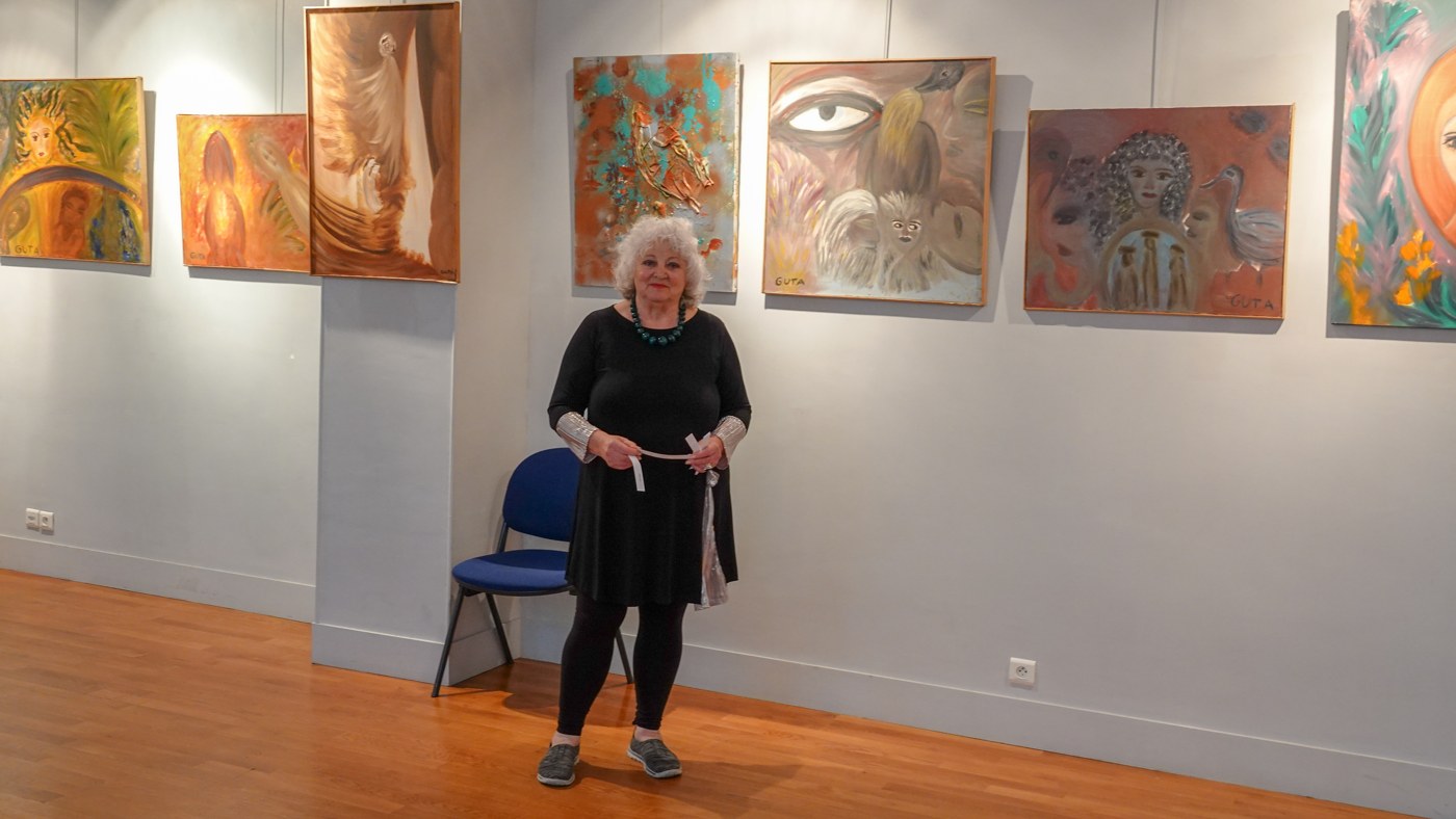 Guta Tyrangiel Benezra among her paintings