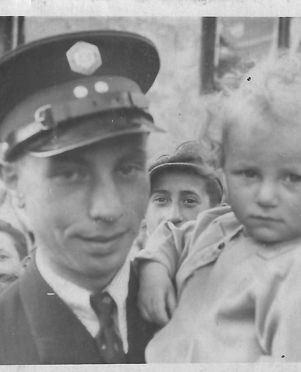 Guta with her cousin in the Mińsk Mazowiecki Ghetto, August 1942